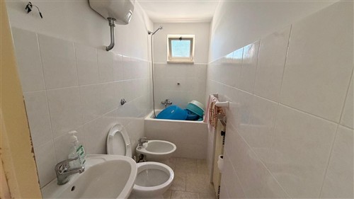 Villa a Pochi Passi, Completa di Tutti i Servizi. Buono Stato.